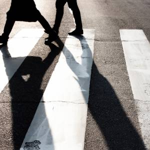 Samochód potrącił kobietę z dzieckiem na przejściu dla pieszych. Reakcja małego chłopca godna podziwu  