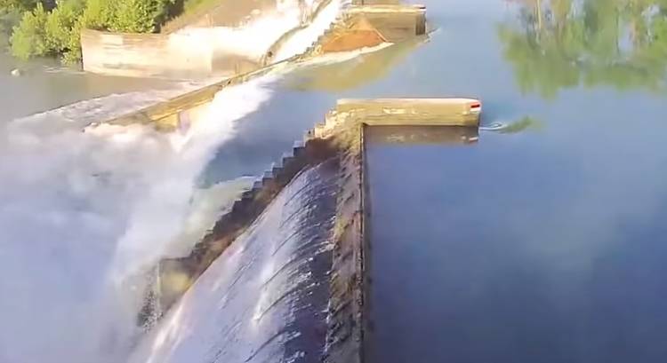 Jezioro wylało się do rzeki. Runęła 90-letnia zapora [WIDEO] 