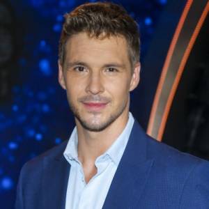 Mikołaj Roznerski pokazał, co skrywał pod koszulką. Imponująca forma! "Janosik" [ZDJĘCIE]                