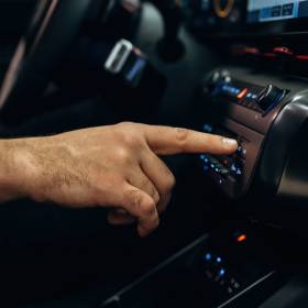 Przycisk OFF w samochodzie – co naprawdę oznacza i kiedy należy go używać?