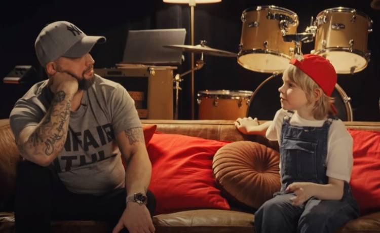 Peja w ogniu pytań dziesięciolatka! Raper zaśpiewał też o... krasnoludkach [WIDEO]