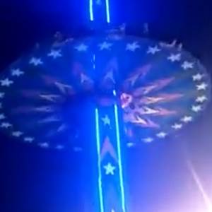 Przerażające nagranie obiegło sieć! Ogromna karuzela uderzyła o ziemię 