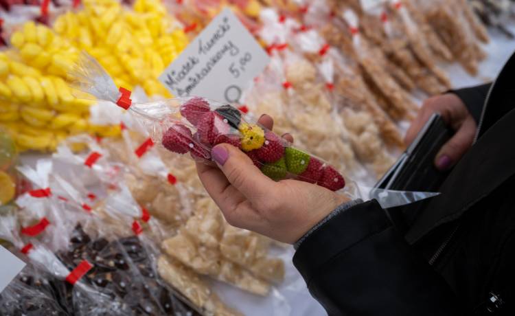 Słodycze do kupienia na cmentarnych straganach, fot. shutterstock.com