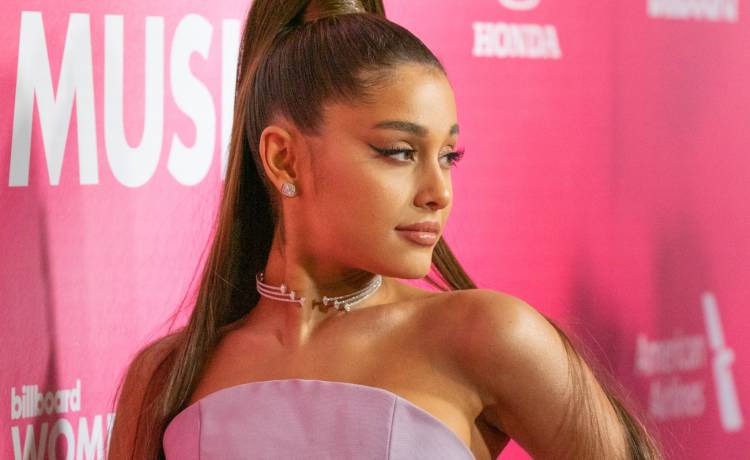 Ariana Grande przewróciła się na scenie. Filmik z upadku opublikowała na swoim Twitterze!