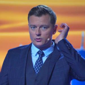 "Nowy" prowadzący pojawił się na planie "Jaka to melodia". "Rafała nie ma. Dziadek pozdrawia" [WIDEO]