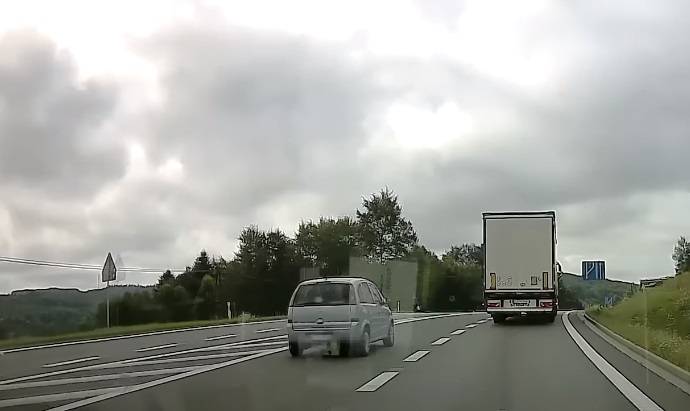 Jechał na podwójną czołówkę. Wszystko zarejestrowała kamera! "Jak patrzę, jak ludzie jeżdżą na polskich drogach, to chce mi się płakać"