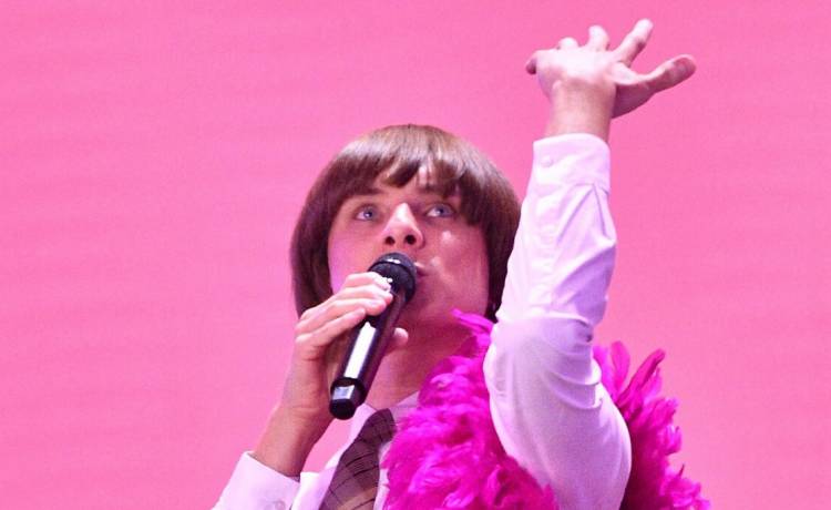 Ta aktorka jest spokrewniona z Ralphem Kaminskim. Zagrała m.in. w "Skazanej"