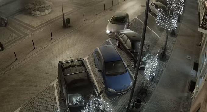 Brawurowy rajd po rynku. Kierowca taranuje kilka samochodów i ucieka [WIDEO]