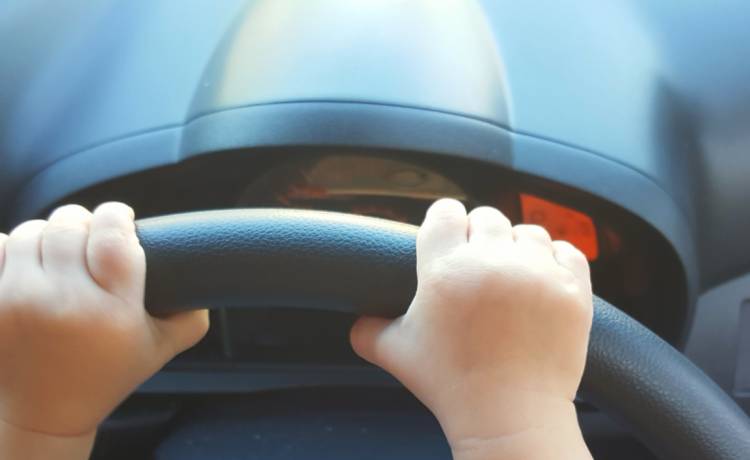 6-latek prowadził samochód. Na fotelu pasażera siedział jego 3-letni brat. Jechali kupić zabawkę [WIDEO]