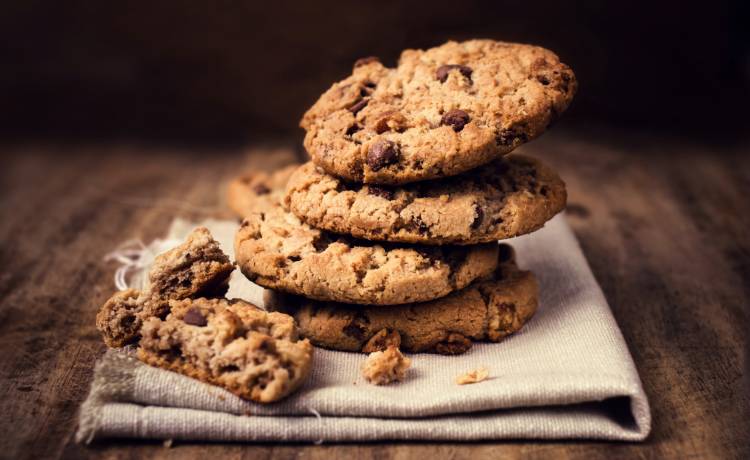 Kruche ciasteczka z kawałkami czekolady. Szybki przepis – z tego, co jest zawsze w domu