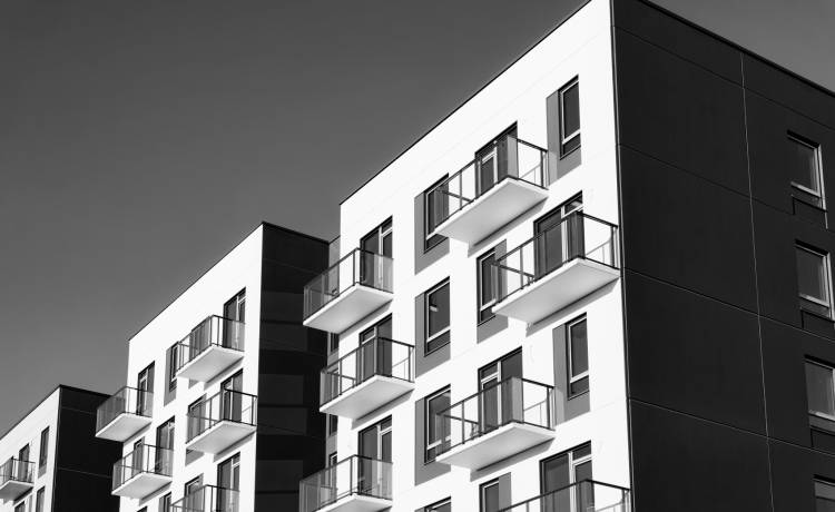 Matka zrzuciła z balkonu małe dziewczynki. 3-latka zmarła po upadku z wysokości