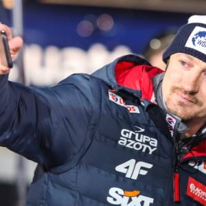 Niezawodny Adam Małysz! Sportowiec odśnieżał skocznię własnym ciałem [WIDEO]