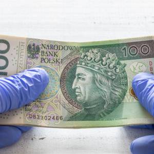 Niepokojące doniesienia naukowców. Koronawirus utrzymuje się na banknotach dłużej, niż sądzono