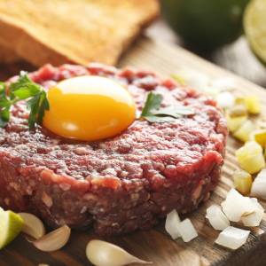 Groźna bakteria w tatarze wołowym. GIS ostrzega przed spożywaniem produktu