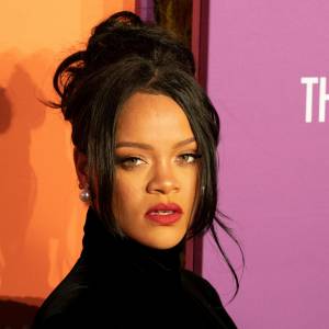 Rihanna wystąpiła na gali Oscarów. Jej strój wyeksponował ciążowe krągłości [WIDEO]