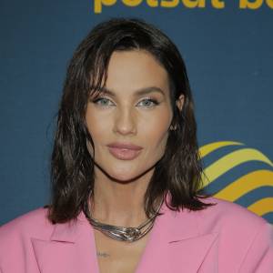 Karolina Gilon zasłania nagie piersi rozpiętą kurtką [FOTO]