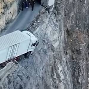 Nawigacja zaproponowała im skrót. Gdy nim pojechali, prawie stracili życie [WIDEO]