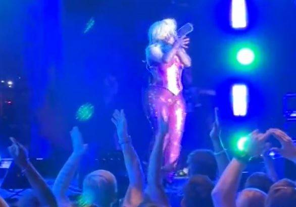 Bebe Rexha uderzona w twarz telefonem. Piosenkarka musiała przerwać występ [WIDEO]