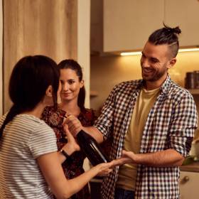 Dlatego lepiej nie przynosić wina w prezencie. Mało kto o tym wie