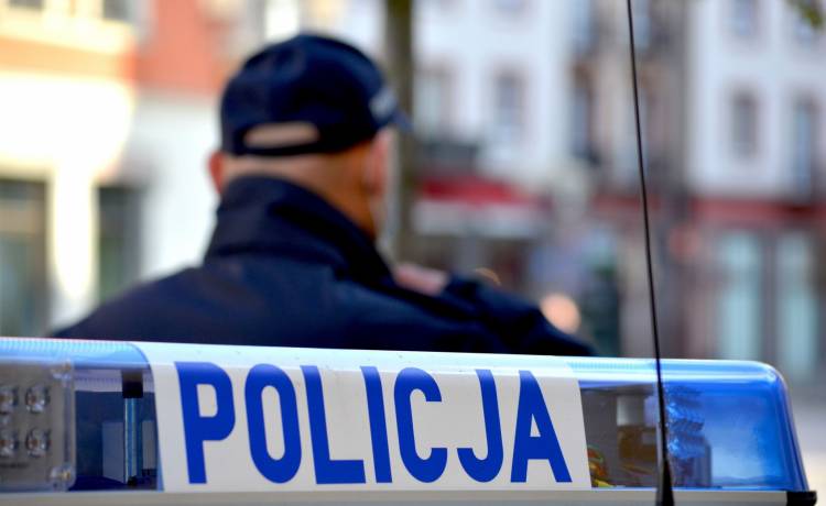 91-latek ocierał łzy przy bankomacie. Jak zareagowali policjanci?