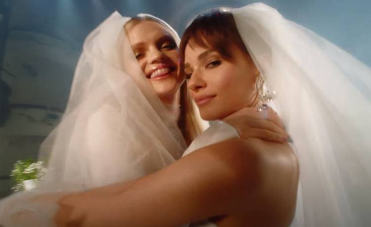 Margaret i Natalia Szroeder rapują w sukniach ślubnych! Gorący teledysk do "Sold Out"