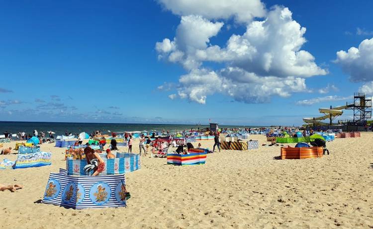 Wjechał wynajętym samochodem na środek plaży. "Myśleliśmy, że to żart...". Kierowca zostawił zapalony silnik i zniknął...  [FOTO]