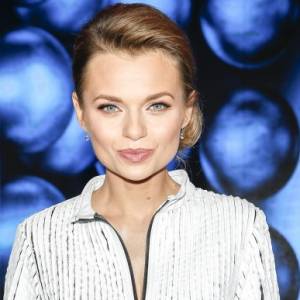 Emilia Komarnicka w naturlanym wydaniu. Aktorka pozuje w pościeli i pisze o bezsenności