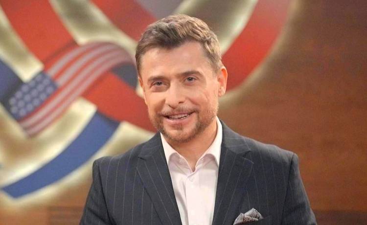 Kacper Kuszewski jako prowadzący program „Żona dla Polaka”. Fot. materiały prasowe TVP