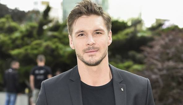 Mikołaj Roznerski w stroju księdza. Aktor szykuje się do nowego projektu