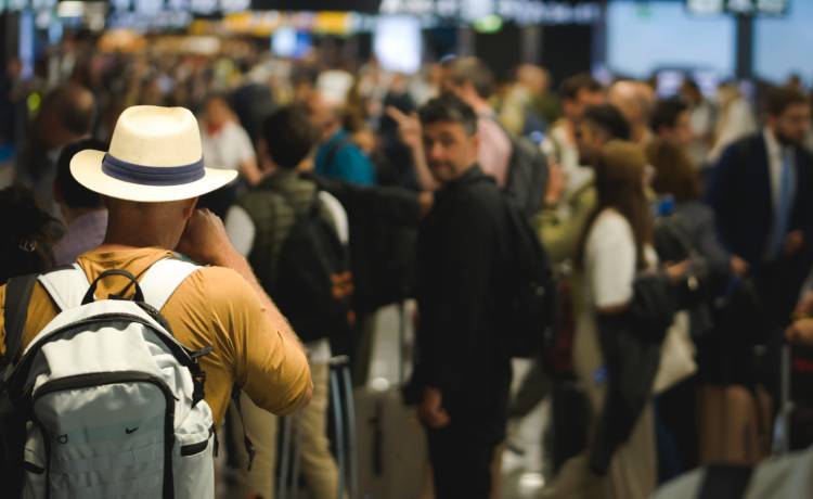 Ryanair apeluje o wstrzymanie systemu EES. Podróżni wściekli na gigantyczne kolejki na lotniskach, fot. Shutterstock