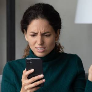 Dzwoni do ciebie pracownik banku i ostrzega przed zagrożeniem? Tak zareaguj