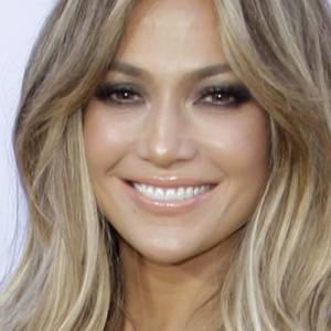 Ponętna Jennifer Lopez w skąpym szlafroku. Zmysłowy kadr rozpala wyobraźnię!