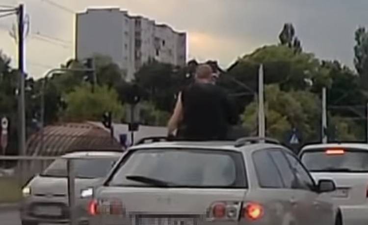 Zgierz: Wychylał się przez okno samochodu. Potem wdrapał się na dach pojazdu [WIDEO]