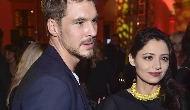 Mikołaj Roznerski komentuje serialowy związek z Adrianą Kalską. Zwrócił się też do internautów! 