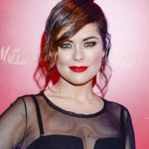 Katarzyna Cichopek śmiało odsłania biust! Gwiazda "M jak miłość" w seksownej skórze [FOTO]