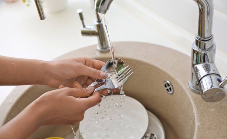 Twoje sztućce straciły dawny blask? Wypróbuj prosty trik z folią aluminiową!