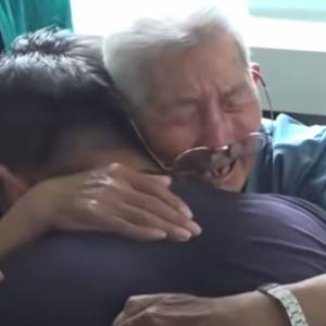 Został porwany jako dwulatek, po 58 latach spotkał swojego ojca. To nagranie wzrusza do łez! [WIDEO]