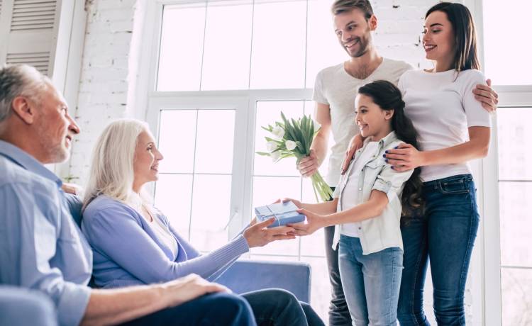 Prezenty dla dziadków z okazji ich święta. Zainspiruj się propozycjami na Dzień Babci i Dziadka 2020