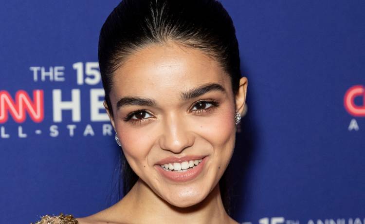 Rachel Zegler przesadziła? Jej kreacja niebezpiecznie zsuwa się z ciała [FOTO]                                                                 