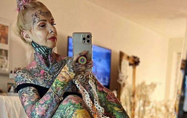 57-latka przeszła ogromną metamorfozę. W 10 lat pokryła tatuażami CAŁE CIAŁO