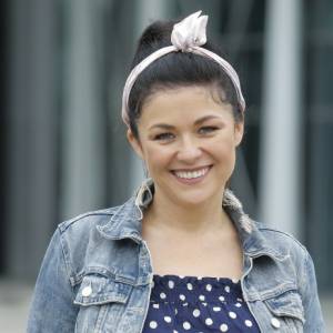 Kasia Cichopek kusi głębokim dekoltem na plaży. Aktorka "M jak miłość" w zmysłowym stroju kąpielowym