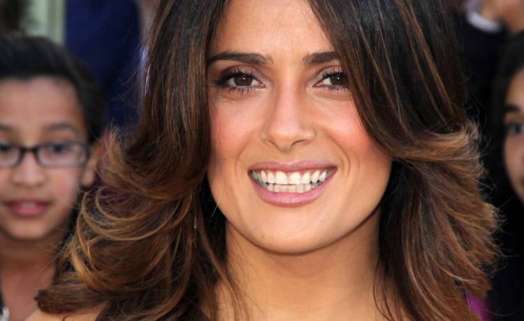 Salma Hayek w koronce i tiulu. 56-latka podkreśla wdzięki obłędną kreacją! [FOTO]