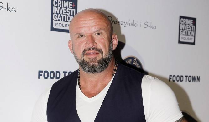 Maja, córka Tomasza Oświecińskiego podchodzi do egzaminu ósmoklasisty. Do sieci trafiło ich wspólne zdjęcie [FOTO]