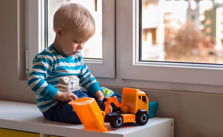Interwencja policji. Nagie dziecko stało w oknie i machało sąsiadom 