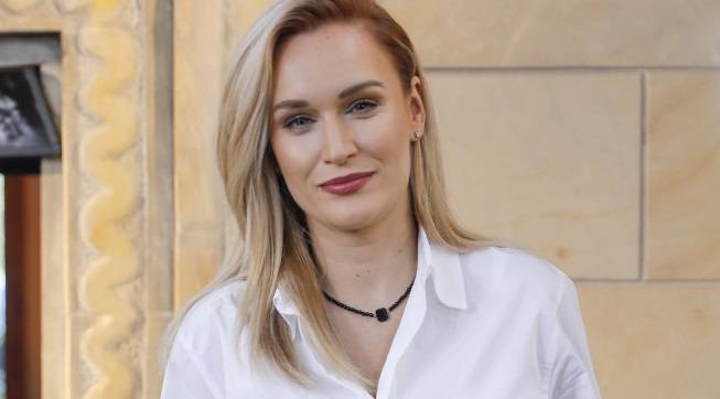 "Rolnik szuka żony". Kamila wskoczyła w czerwony, koronkowy zestaw. Tak wybrała się na ważną uroczystość! [ZDJĘCIE]