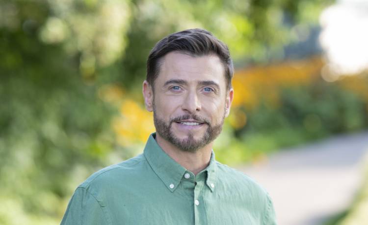 Kacper Kuszewski jako prowadzący program „Żona dla Polaka”. Fot. materiały prasowe TVP