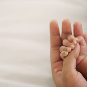 Urodziła syna, który został ponownie zaszyty w jej brzuchu