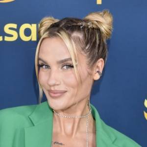 Karolina Gilon pozdrawia z wakacji. Opalone ciało, odsłonięte tatuaże i oryginalna stylizacja - to połączenie zachwyciło internautów! [ZDJĘCIA]