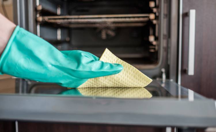 Zaskakujący trik na czysty piekarnik! Wystarczy jedna rzecz z kuchni. Fot. Shutterstock