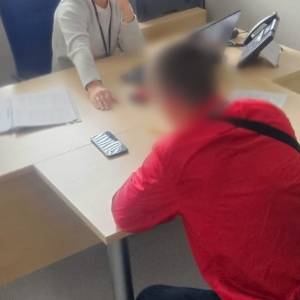 Nałożono na niego 6 dożywotnich zakazów kierowania. Na policję przyjechał autem